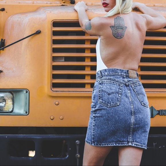 SOLD 💚✨ VINTAGE LEVIS HIGH WAIST DENIM SKIRT - Picture 2 of 5